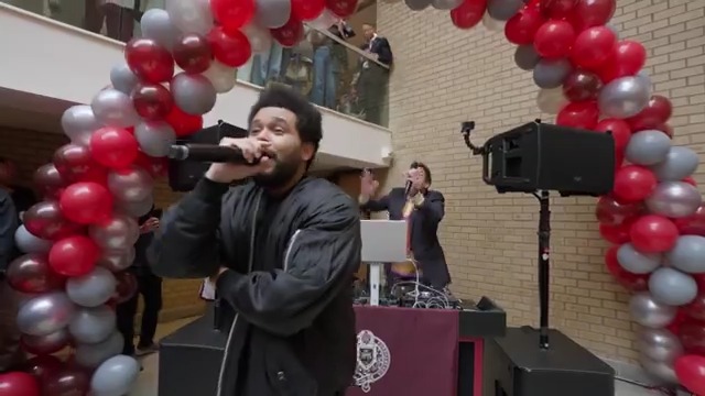 .The Weeknd & Jimmy crash a college graduation party at Fordham University for a surprise performance of “Blinding Lights” and “I Can’t Feel My Face”! #TheWeekndOnFallon #HURRYUPTOMORROW #FallonTonight