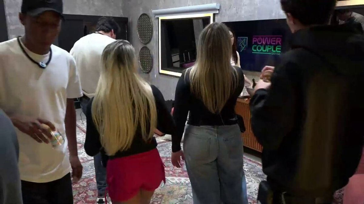 Carol, Talira e Radamés tentando ouvir o povo no quarto do lado #PowerCouple