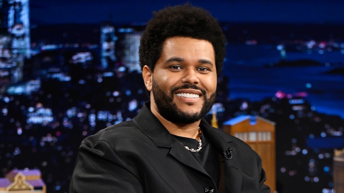 .Abel Tesfaye explains how his character in #HURRYUPTOMORROW is loosely based on the time he lost his voice in front of 80,000 people. #TheWeekndOnFallon #FallonTonight
