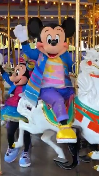 / 📣5/16いよいよスタート! #カリフォルニアディズニー 70周年セレブレーション🌟 \ ミッキーたちも期間限定の装いでお祝いの準備万端✨ 一緒にお祝いしたい人は「✋」を挙げて教えてね! 見どころ満載のセレブレーション詳細はこちら