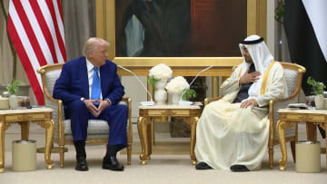 "محارب عظيم ورجل قوي جدًا".. ترامب يمتدح الشيخ محمد بن زايد