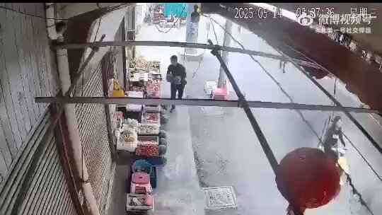 5月14日，视频显示，数十名城管动作干净利索，仅用半分钟就把摆放在店外的水果全部“清空”搬到车上。商家和城管发生肢体冲突，并大喊“城管打人了”