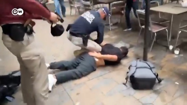 Capturan a alias Cuchillo, el presunto autor de la matanza de 13 mineros en Perú El principal sospechoso del secuestro y asesinato de 13 mineros de oro en Perú fue detenido en Medellín, Colombia. El gobierno peruano coordina con las autoridades colombianas su extradición. Según las autoridades peruanas, Miguel Rodríguez Díaz, alias Cuchillo, ordenó la ejecución de los trabajadores en una mina ubicada en Pataz, al noreste de Lima. A raíz de la escalada de violencia atribuida al crimen organizado vinculado a la minería ilegal, el gobierno decretó el estado de emergencia en la zona. /e