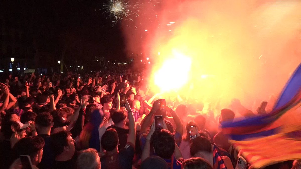 Barcelona fans were in full celebration mode after their La Liga title win🥳
