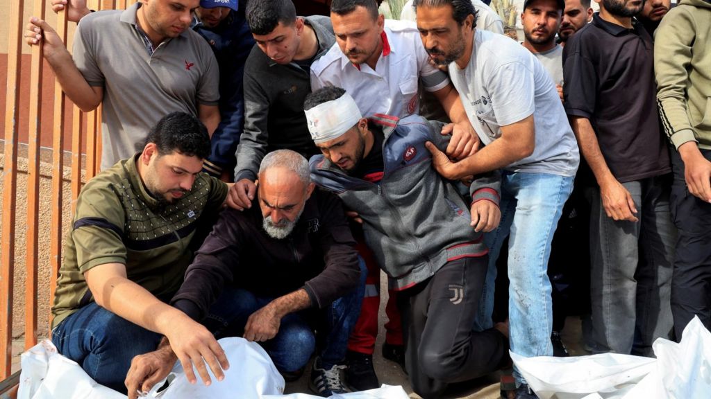 BBCニュース - イスラエルの空爆で100人超死亡とガザ当局、慈善団体の食料倉庫は空に