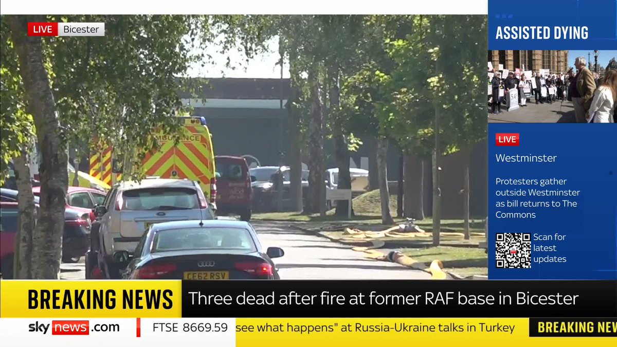 BREAKING: Two firefighters and a member of the public have died in a large fire in Bicester, the fire service announced Read more: 📺 Sky 501, Virgin 602, Freeview 233 and YouTube