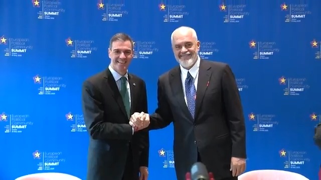 Comienzo mi jornada en Albania reuniéndome con el primer ministro Edi Rama, que ha revalidado su liderazgo con un programa socialdemócrata, europeísta y de progreso. Participamos hoy en la Comunidad Política Europea, en un momento decisivo para la paz y la estabilidad.