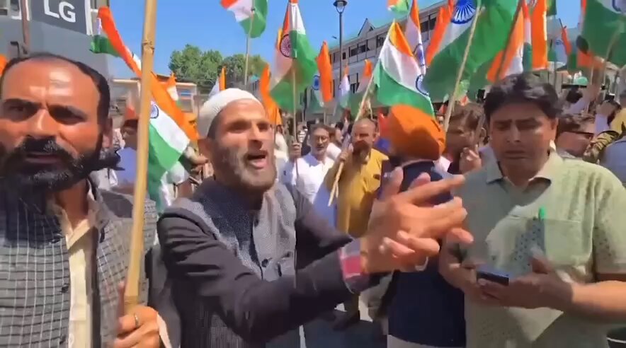 श्री नगर में BJP की तिरंगा रैली में जोर शोर से एक मु स्लिम व्यक्ति ... भारत माता की जय के नारे और भारत माता मेरी जान के नारे लगता नजर आया 💪🇮🇳 देखिए देश भक्ति से ओत प्रोत दृश्य ❤️