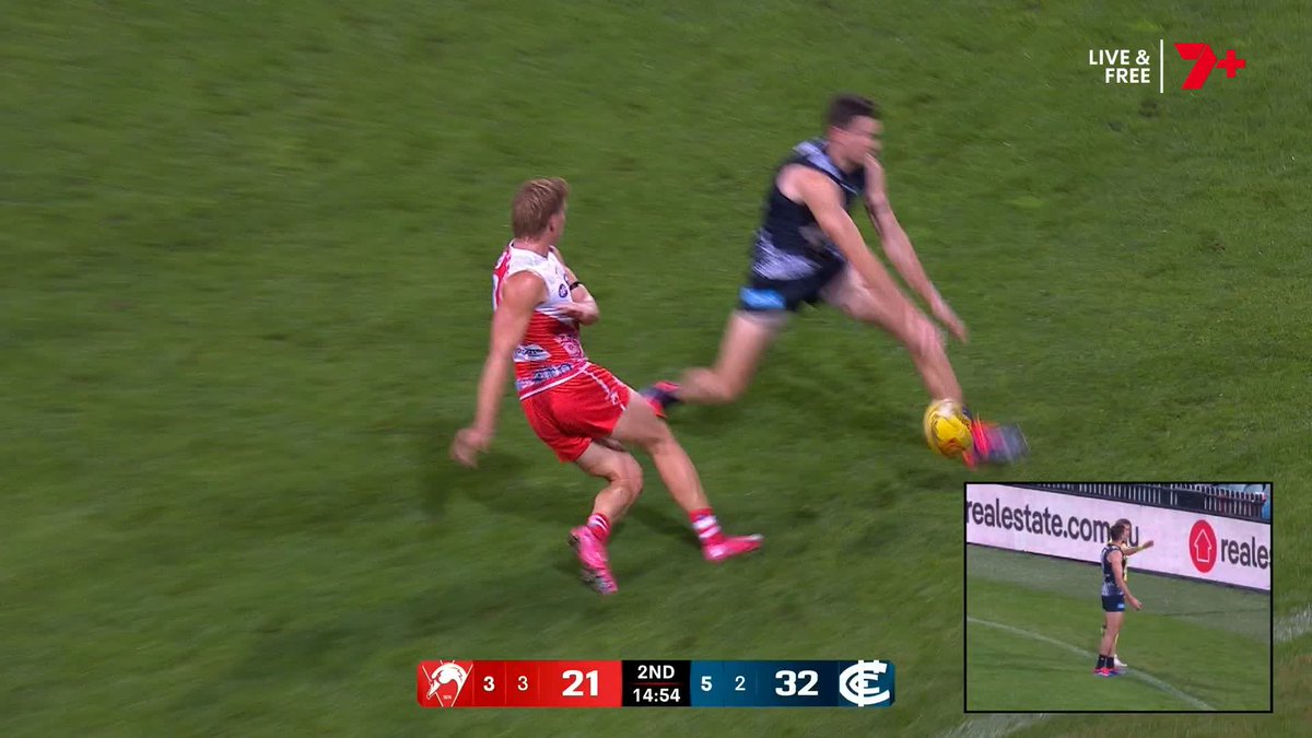 Paid out on the full, Heeney takes the free... And slots it 🫣 #AFLSwansBlues