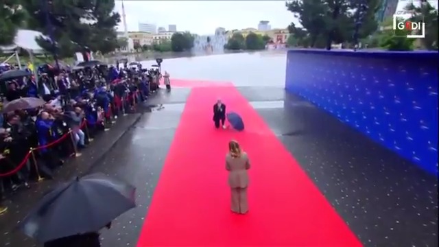 Edi Rama si inginocchia davanti a Meloni 🥶