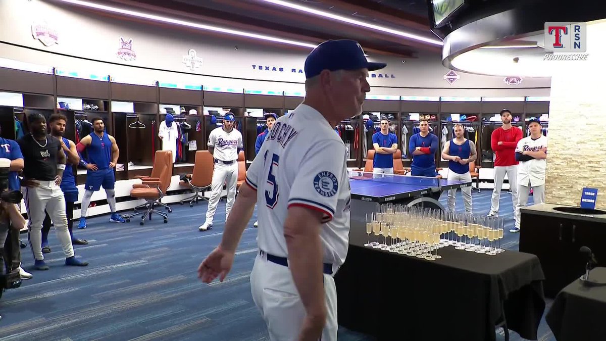 Amazing behind-the-scenes look at Bruce Bochy addressing the team in the clubhouse following his milestone 2195th win.