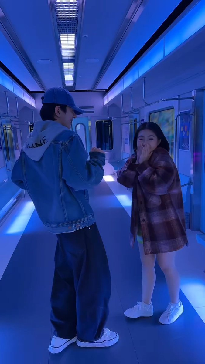 KAYA N'YO BANG MAG-DANCE CHALLENGE SA LOOB NG TRAIN?! 🤩 Ang cast ng #BeautyEmpire na sina #BarbieForteza at #ChoiBomin, kayang-kaya 'yan! Abangan sila sa pinakamagandang laban sa primetime mula sa GMA, Viu, at CreaZion Studios-- ang #BeautyEmpire! Malapit na malapit na!