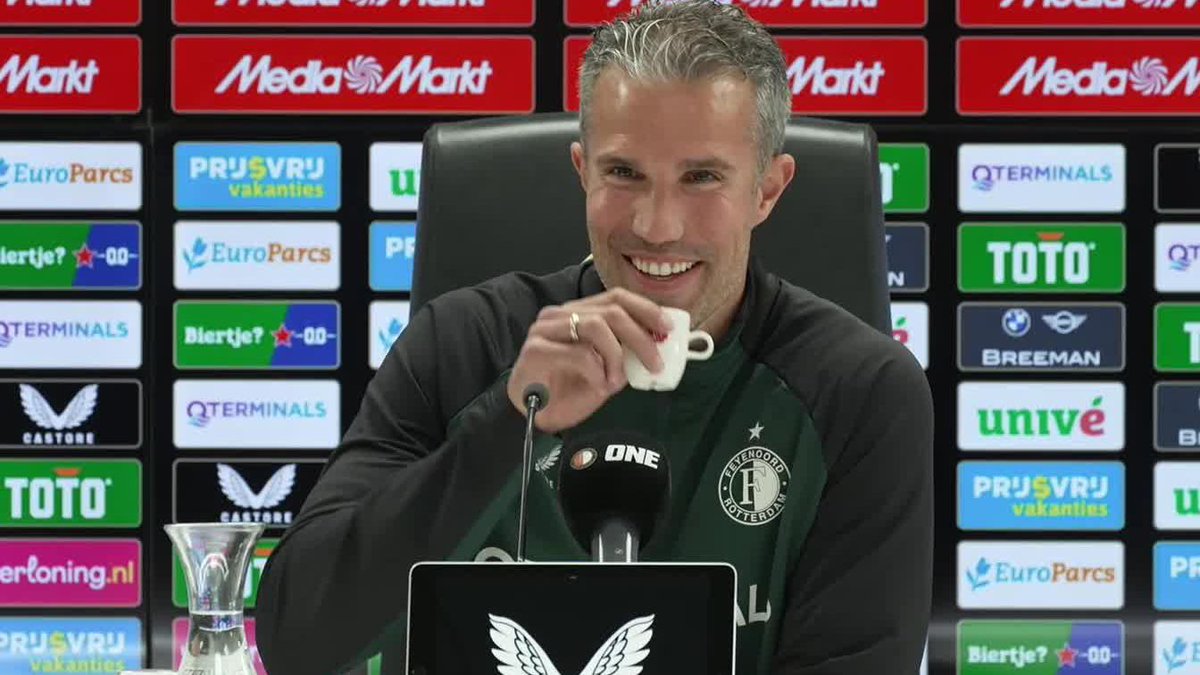 Fraaie woorden van Robin van Persie voor Samuël Sanches bij diens laatste persconferentie: ‘De beste persvoorlichter die ik heb meegemaakt. Als trainer en speler’ Veel succes bij OnsOranje, Samuël! 🧡