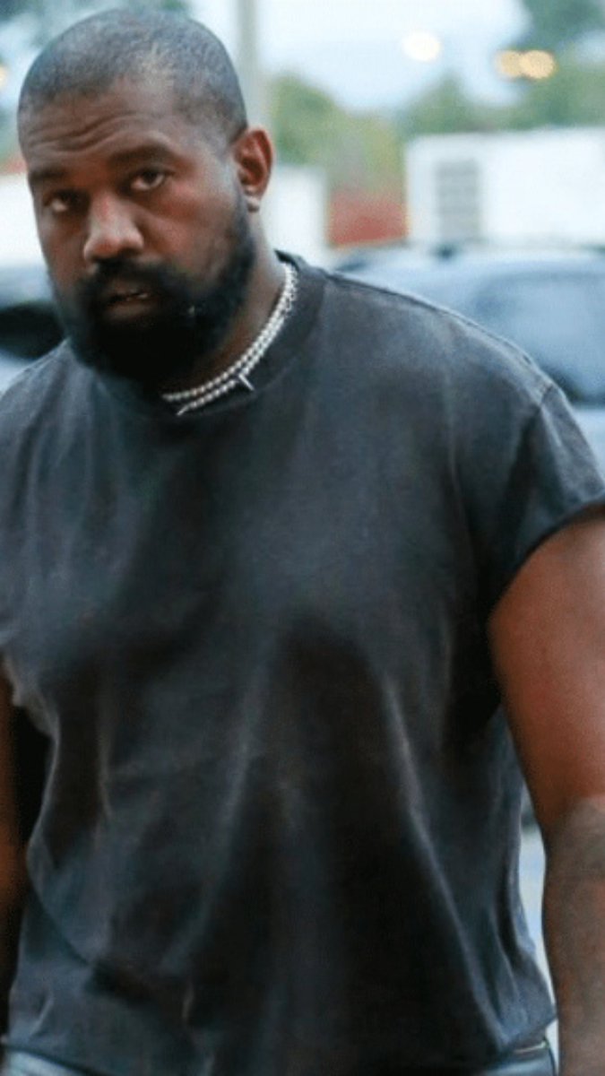 Kanye West provoca con contenido nazi en su última canción Poco después de su lanzamiento, Spotify, YouTube y Soundcloud prohibieron la canción en sus plataformas por su contenido anisemita. A pesar de esto, la canción sigue disponible en X y tiene millones de visualizaciones. En Alemania, este video no puede ser visto directamente. Esto es porque los símbolos nazis están prohibidos. La exhibición o difusión pública de la esvástica, las runas de la SS, el saludo y los eslóganes nazis son un delito según el Código penal alemán si no es con fines educativos o en defensa de la Constitución./cc