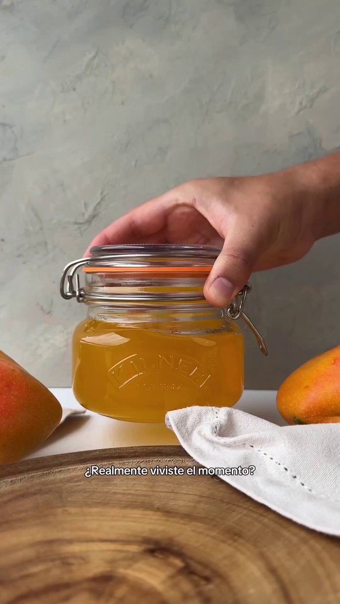 3. Cáscara de mango La mayoría la tira. Pero está llena de quercetina, un flavonoide que combate el estrés oxidativo. ¿Para qué sirve? • Disminuye el cortisol • Mejora la calidad del sueño • Reduce el envejecimiento celular ¿La clave? Secarla al sol, triturarla y añadir una pizca a tu batido diario.
