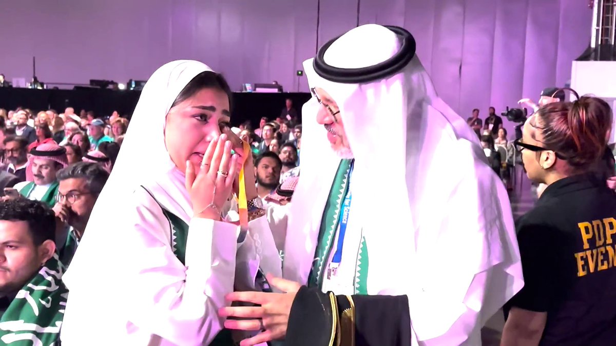 لحظة فخر تزين مسيرة السعوديين في ميادين الإبداع العالمي.. فاطمة المطبقاني تذرف دموع الفرح مع والدها بعد فوزها بجائزة كبرى في #آيسف_2025. #سعوديون_ينافسون_العالم -