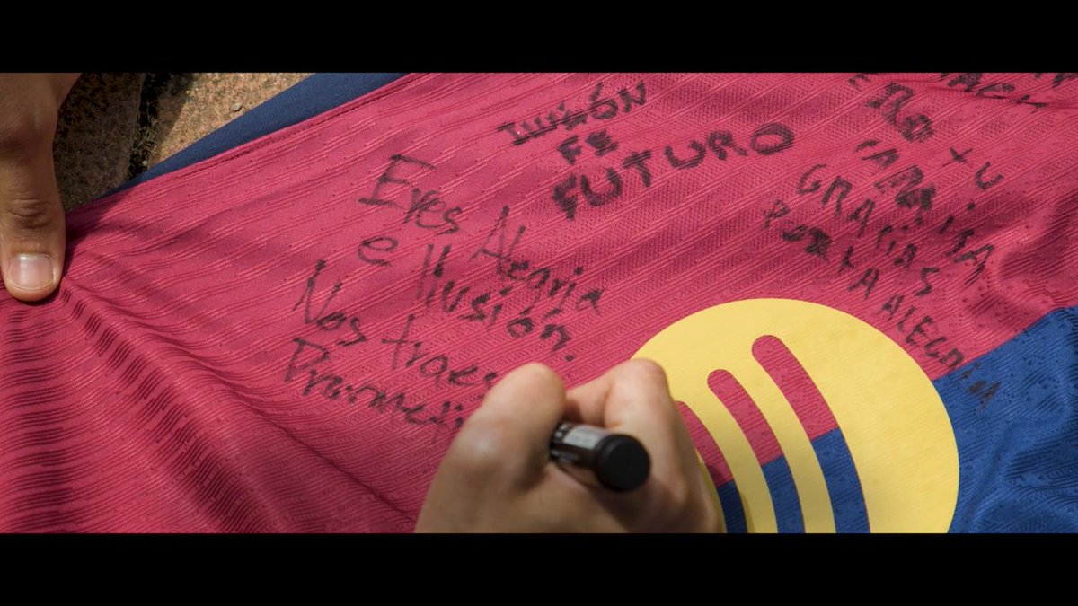 Lamine Yamal received a special shirt with written messages of Barcelona supporters after ElClásico ❤️ (🎥 The Bicycle Diaries)