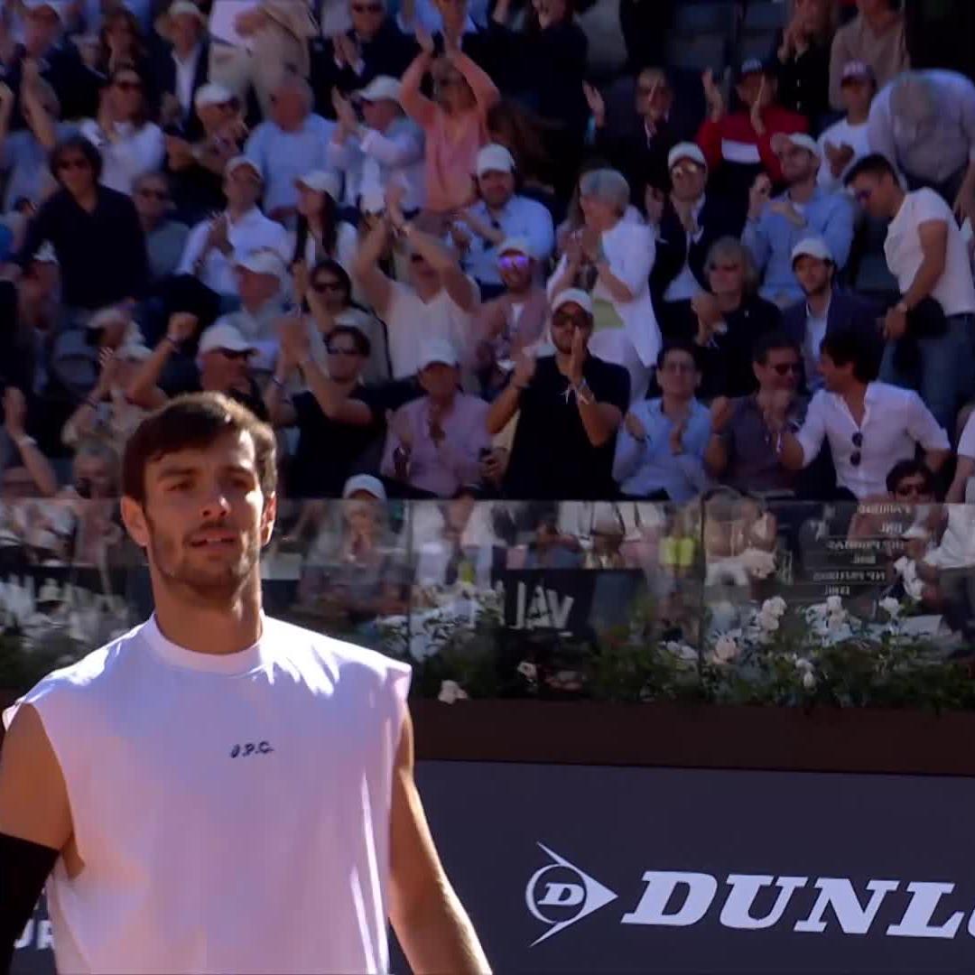 Lorenzo Musetti wins one of the POINTS OF THE TOURNAMENT against Carlos Alcaraz in Rome. That jumping backhand smash was art. No words needed. Just ridiculous. ๐ฎ๐น๐ฎโ๐จ