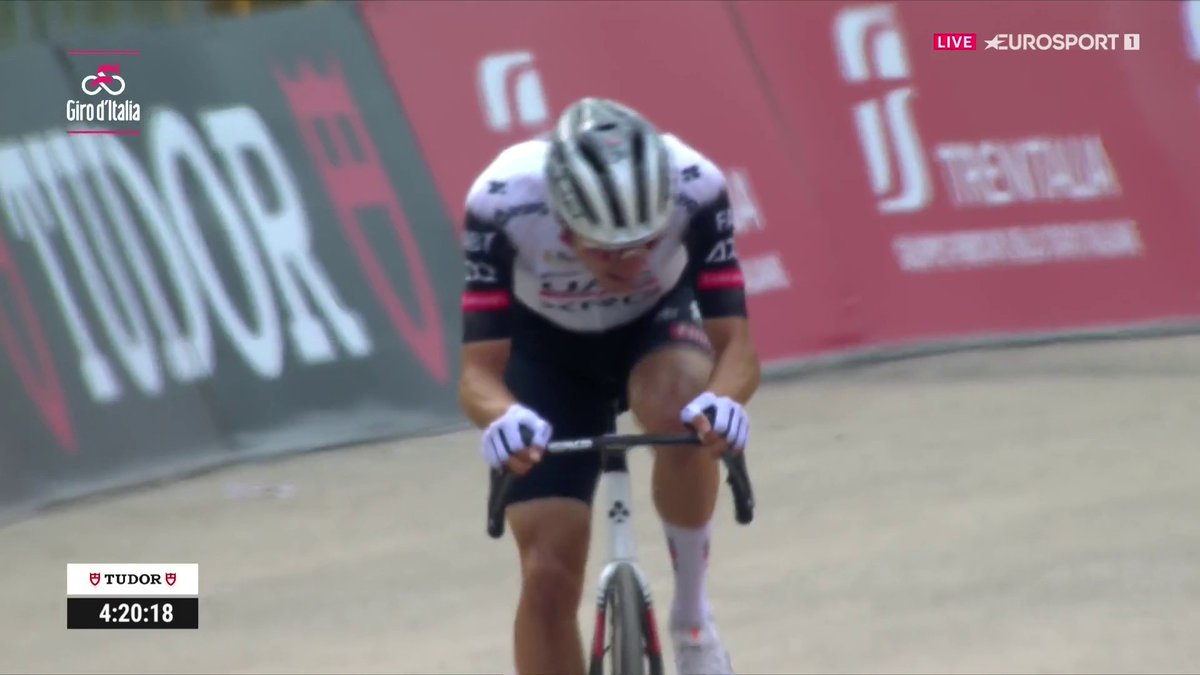 ๐๐ ๐๐๐๐ ๐๐ ๐๐๐๐๐ ๐ Juan Ayuso desbanca a Primoz Roglic en Tagliacozzo y logra una espectacular victoria en la primera gran etapa de este Giro. ๐ช๐ธ El espaรฑol se coloca a sรณlo 4'' del esloveno, nueva maglia rosa. ๐ดโโ๏ธ Lo has visto en Eurosport.es y HBO Max Espaรฑa ๐. #GirodItalia