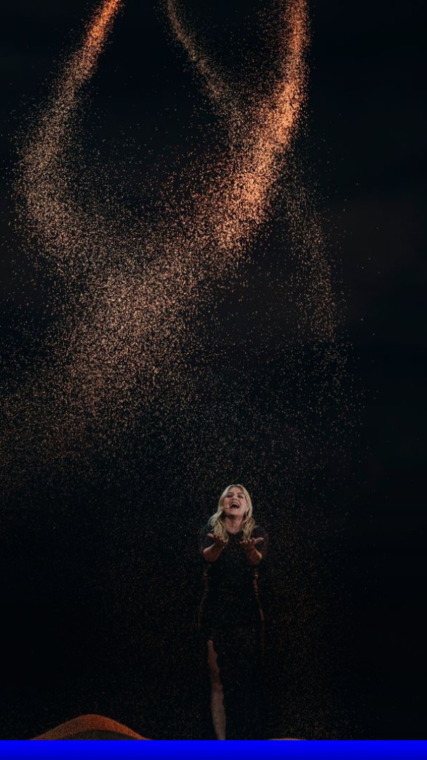 💬 "J'en ai toujours dans la bouche" Louane raconte comment elle chante sous du faux sable à l'Eurovision