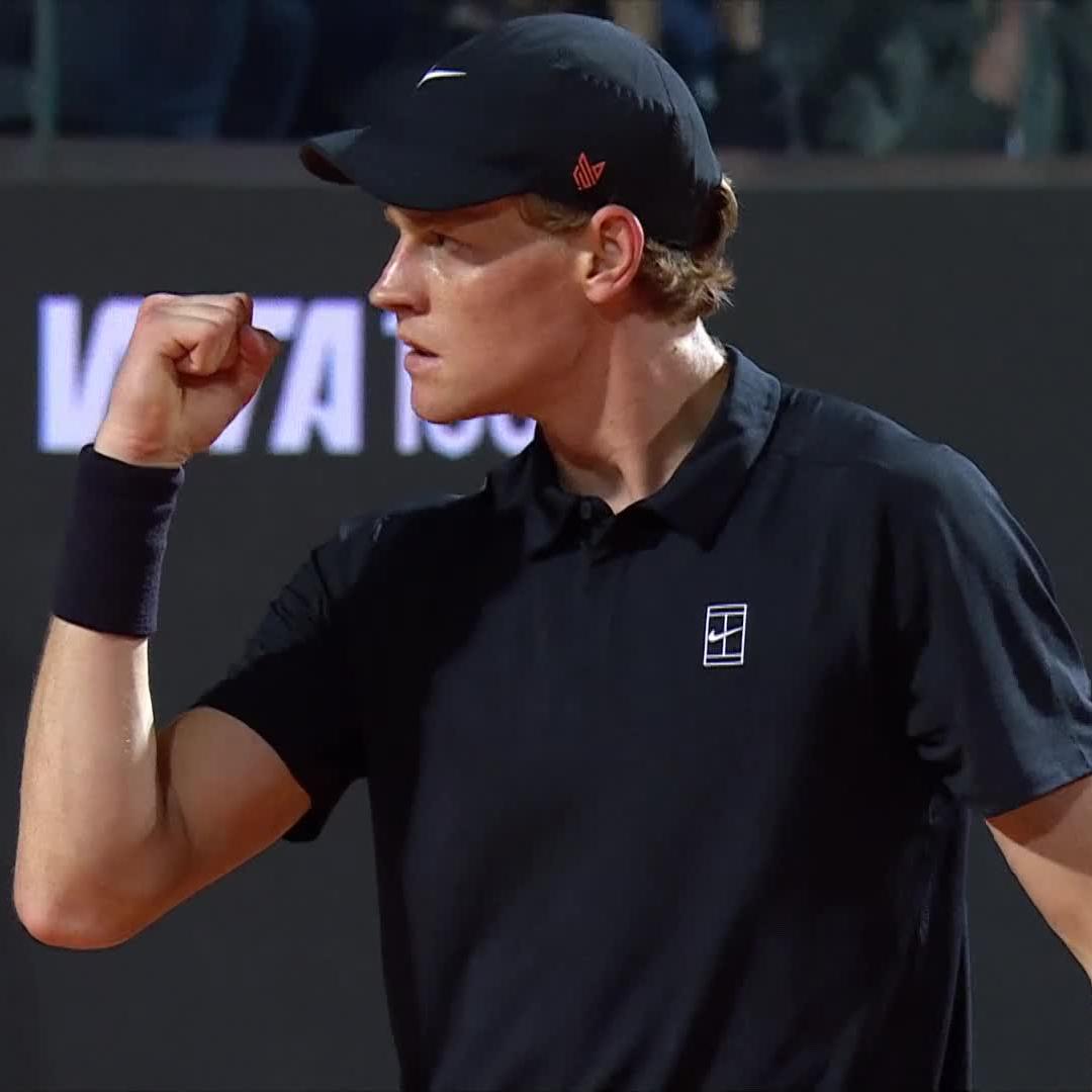 THAT is how you get the crowd on their feet 🔥 Jannik Sinner punches a backhand past Paul to get the early break to start the 2nd set! #IBI25