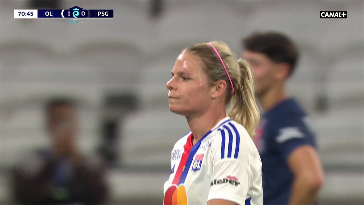 La sortie d'Eugénie Le Sommer pour sa dernière avec l'Olympique Lyonnais 🥹 L'internationale française a annoncé son départ de Lyon cette semaine après 430 matches sous le maillot des Fenottes 👏 #ArkemaPL