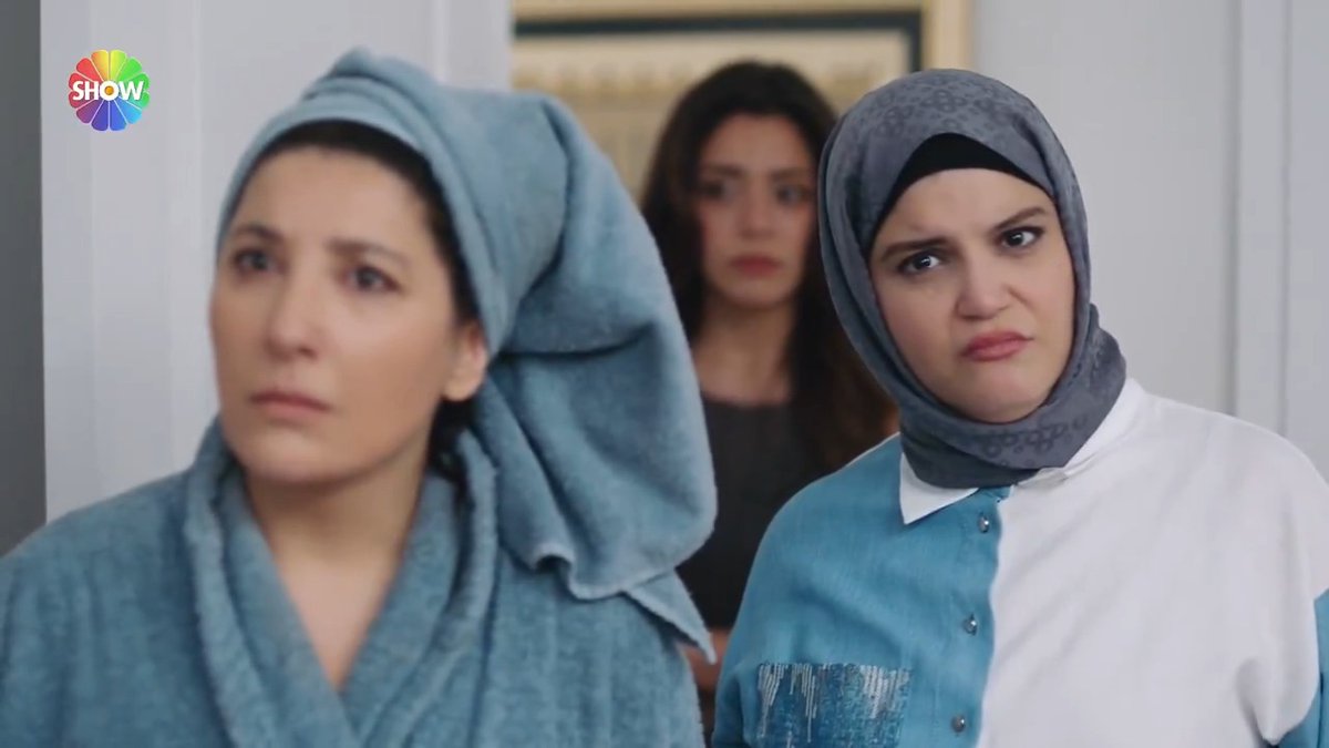 sahne o kadar sacma ki mustafa isilla konusurken hayatta gordu demicek mi bole oldu diye? hadi meri sende ciktin hazir kapi kilitliyken bir uzerini giyin bari. nilayin mal mimiklerine deginmek bile istemiyorum kustuk #kızılcıkşerbeti