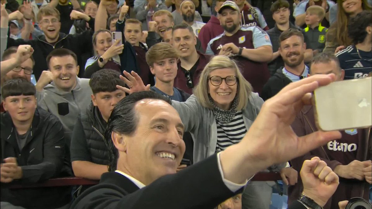 Unai Emery taking selfies with the Villa fans 📸💜