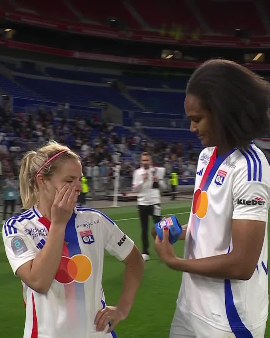 😭 Wendie Renard giving the captain's armband to Eugenie Le Sommer before the trophy lift. #ArkemaPL