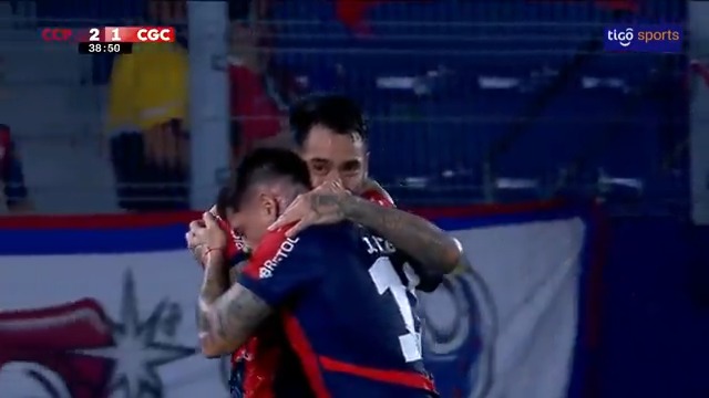 💥¡Le rompió el arco! Sergio Araujo, con una potente definición, dio vuelta el tablero y puso en frente al Ciclón. 📺Tigo Sports ▶️Viví el #AperturaAPF2025 en