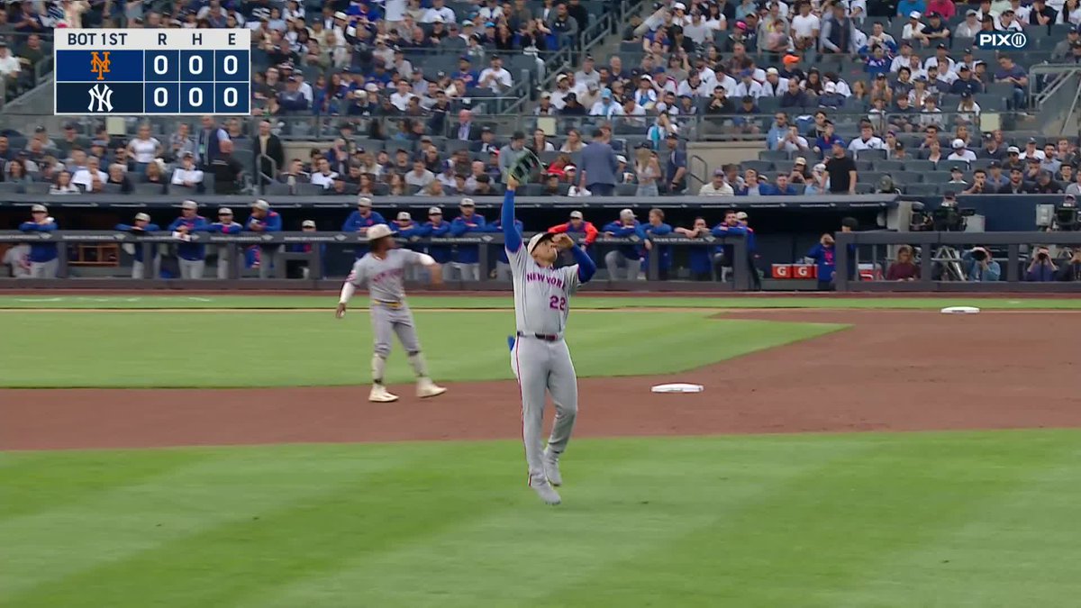 Juan Soto goes out to right field for the first time tonight. Some of the bleacher creatures turned their backs to him as he took the field.