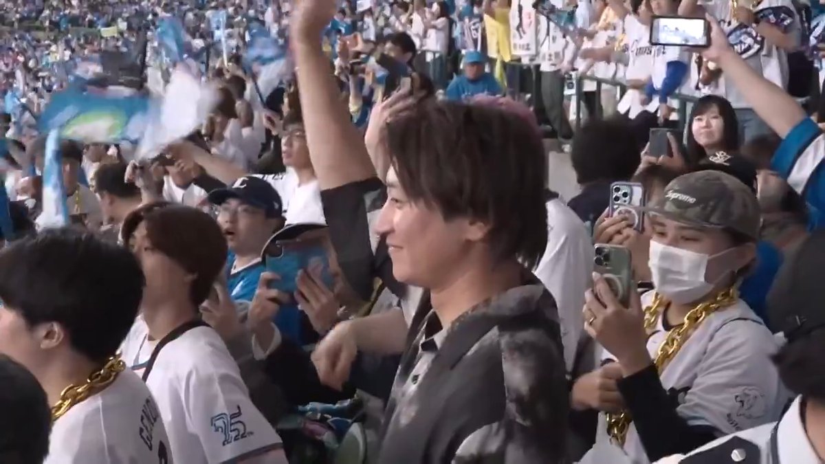 ラッキー7のベルーナドームの応援席にはなんと #金子侑司 さんの姿が…👀 #seibulions 👇ライブ配信はこちら