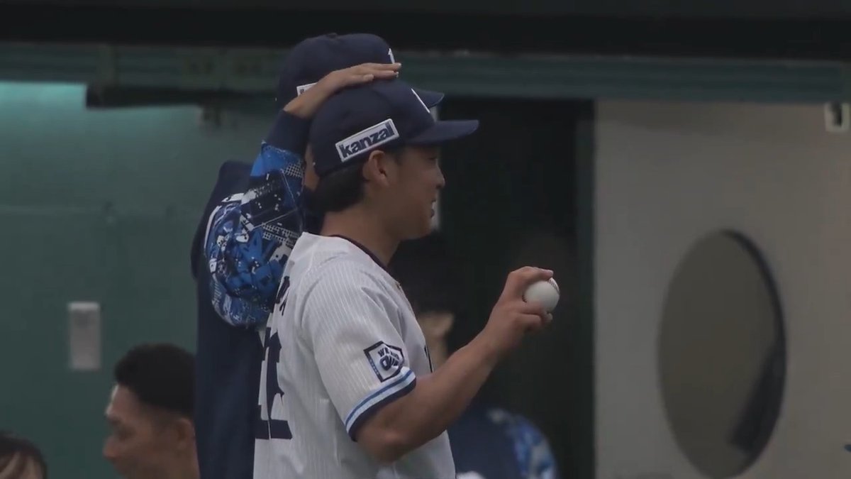 埼玉西武 #山田陽翔 投手が本日プロ初勝利㊗️ #西口文也 監督と共に笑顔で記念撮影を行いました📸 #seibulions 👇ライブ配信はこちら