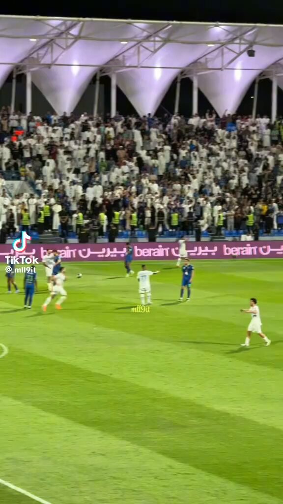 اجنبي يحرض جمهور على حارس مسلم ساجد ويقومون ب رميه ب علب الماء ؟؟ اين غيرتكم على ابن بلدكم اين مرجلتكم لكن معروفه من ميوله تعرف علومه دنافيس