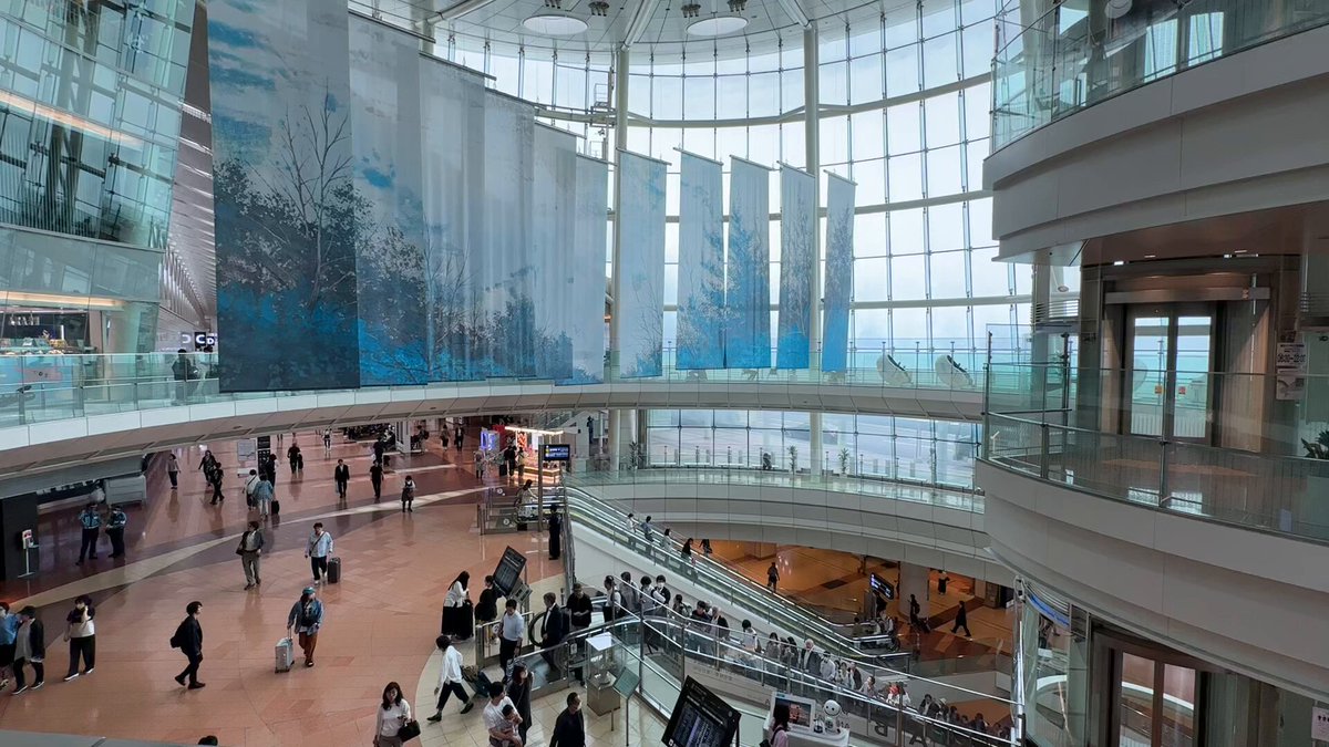 🇯🇵สนามบิน Haneda,โตเกียว คว้าแชมป์สะอาดที่สุดในโลกปี 2025 จากSkytrax โดยเป็นแชมป์ 10สมัยซ้อน 🔹ที่นี่มาตรฐานความสะอาดดีเทลมากเช่น พนง.ต้องถือไม้ถูพื้นไว้ด้านหน้าตลอดป้องกันโดน ผดส.ไม่รู้ตัว,เช็ดผนัง-กระจก ห้ามหันหลัง ต้องเอียงตัวด้านข้างหมั่นสังเกตโดยรอบฯลฯ /ยากที่จะโดนล้มแชมป์
