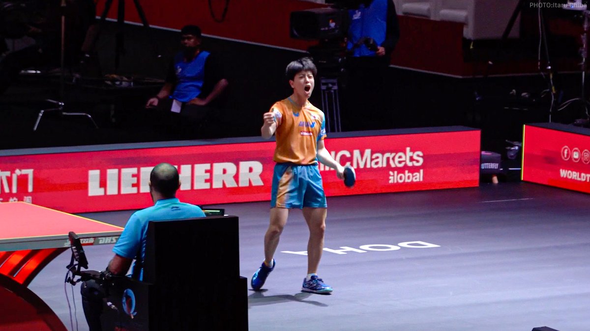 #世界卓球 2025🇶🇦 0-2からの逆転勝利🔥🔥🔥 #篠塚大登 が中国・薛飛を破り初戦突破!日本代表の仲間たちも祝福🙌✨ #テレ東 系 #BSテレ東 で連日放送📡 結果速報・トーナメント表▶️