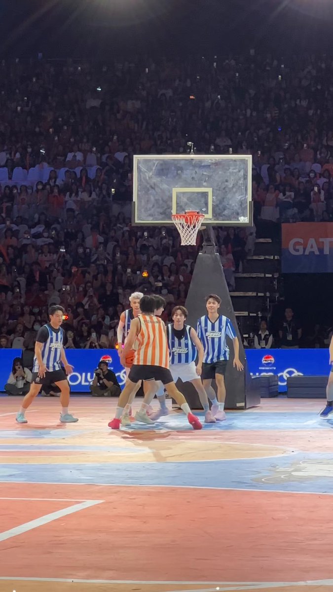 มักเน่ #PEEMWASU กับลูกชู๊ตสุดเท่ ! 〰️🏀 #OLYMPOPDAY #BUSbecauseofyouishine