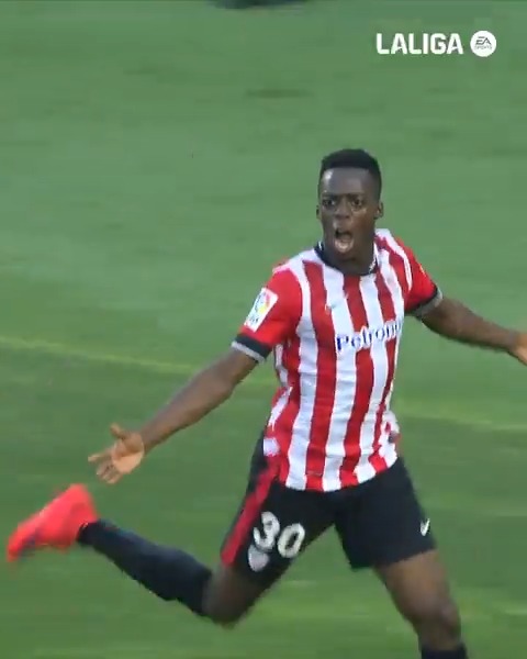 🦁 Un joven LEÓN con el 3⃣0⃣ a la espalda. ❤🔙 #TalDíaComoHoy hace 🔟 años, IÑAKI WILLIAMS ARTHUER se estrenaba como goleador con el Athletic Club en #LALIGAEASPORTS.