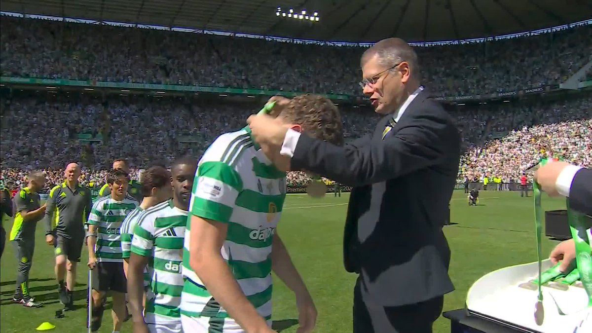 ⚽️ 16 scoring seasons in a row 🥇 Celtic’s most decorated player of all time 🍀 Over two decades at the club One-club man James Forrest brought the league trophy out to a buzzing Celtic Park ⤵️