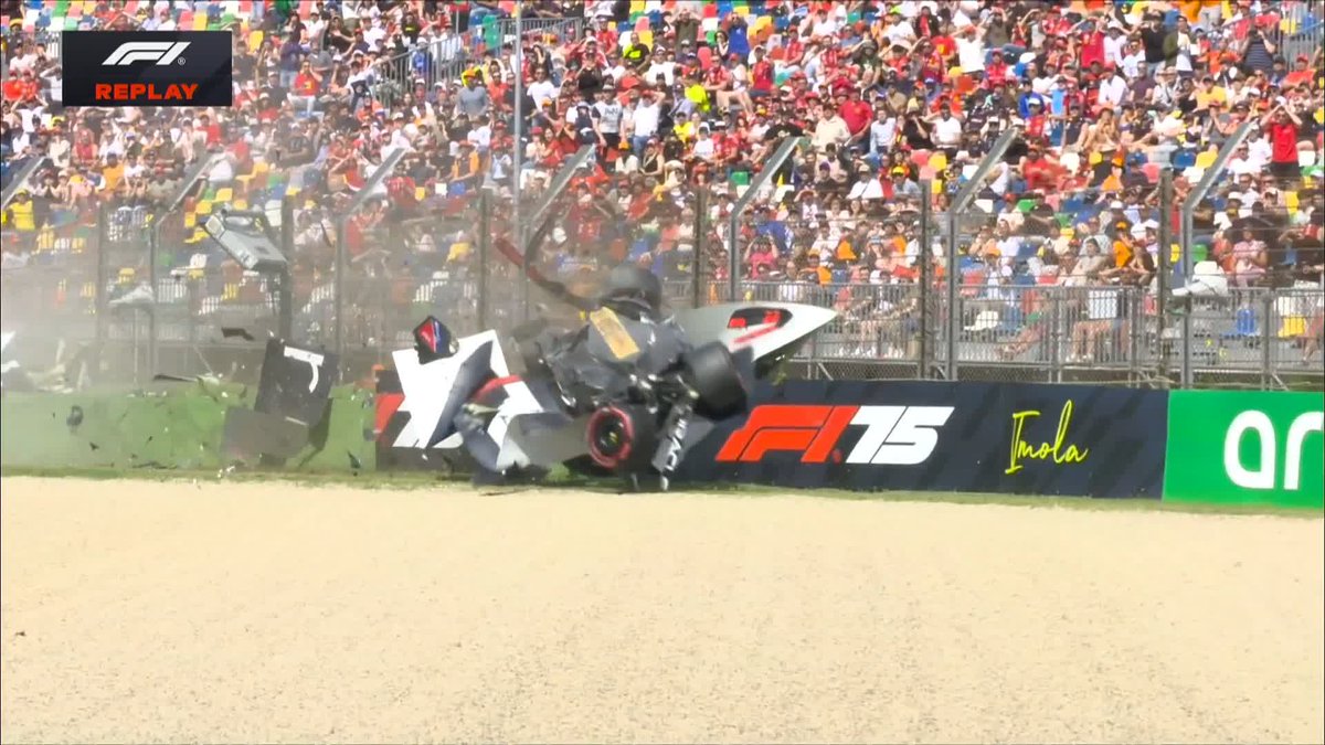 RED FLAG 🚩 A huge crash for Yuki Tsunoda, he's out of the car and seems to be ok 👇