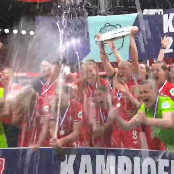 De kampioensschaal is voor FC Twente Vrouwen! 🏆🍾 #tweaz