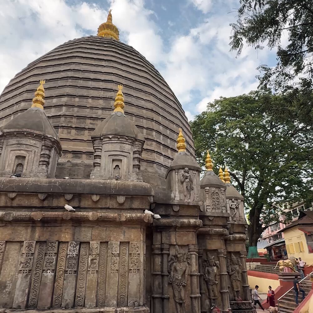 आज गुवाहाटी में माता कामाख्या देवी के दर्शन का सौभाग्य प्राप्त हुआ। इस पावन शक्ति पीठ में माँ की पूजा से एक अलौकिक ऊर्जा मिलती है। माँ की कृपा दृष्टि सभी देशवासियों पर बनी रहे, सभी खुशहाल रहें और सभी के जीवन में सुख-समृद्धि आए; यही प्रार्थना करता हूँ। जय माँ कामाख्या!