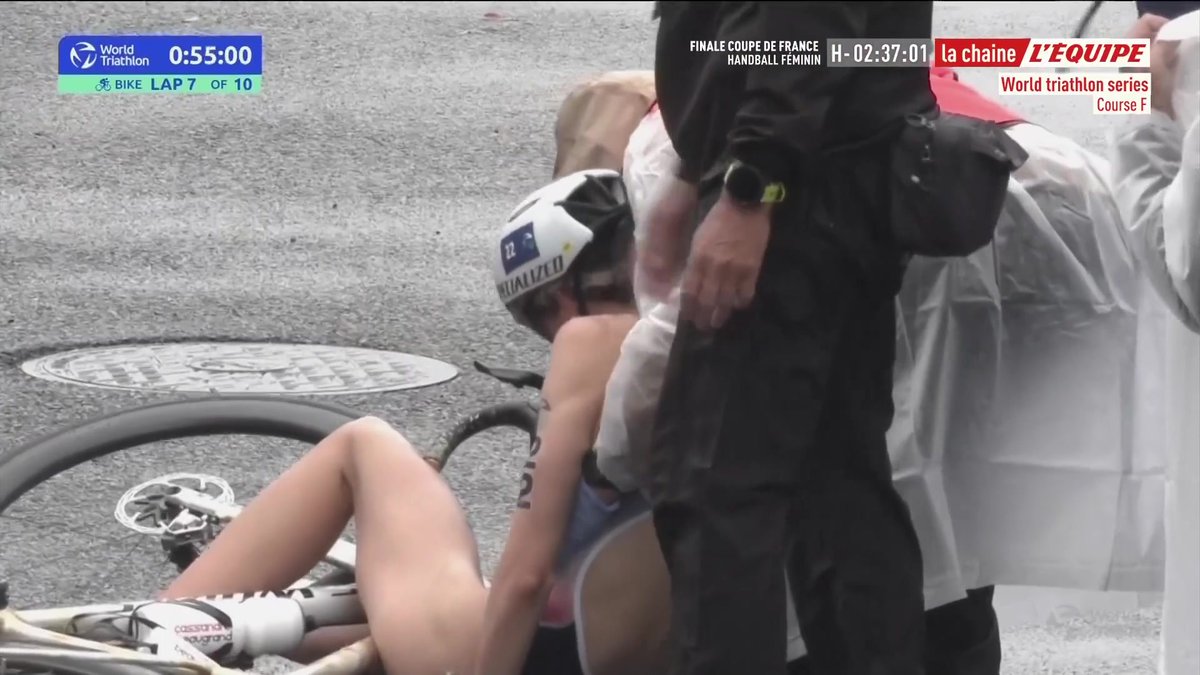 👀 Lourde chute de Cassandre Beaugrand au 6e tour et qui abandonne au WTS de Yokohama 2025 ! #lequipeTRIATHLON