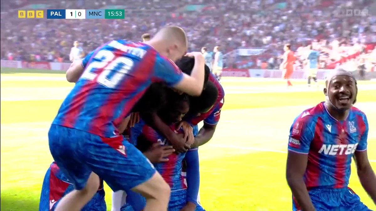 EZE!!!! CRYSTAL PALACE ARE IN FRONT AT WEMBLEY ๐ฅ #FACup