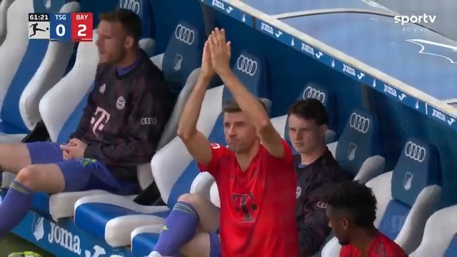 Ídolo do Bayern e da seleção alemã, Thomas Muller disputou neste sábado seu último jogo oficial com a camisa do clube em seu país natal. Ao ser substituído, foi reverenciado! 👏 Muller ainda defenderá o clube por mais algumas partidas, na Copa do Mundo de Clubes da Fifa.