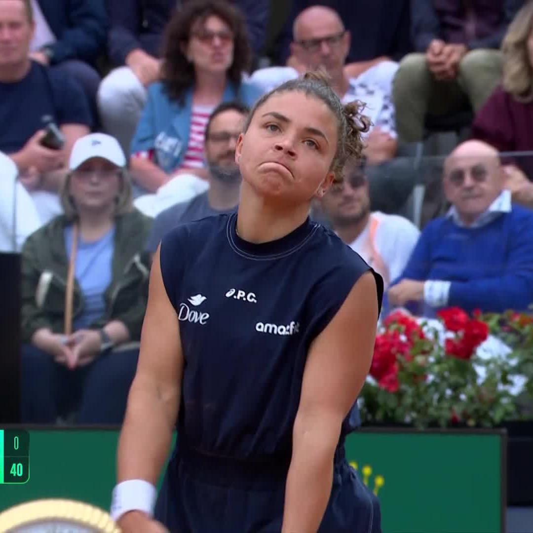 feeling the home support 💪 Jasmine Paolini takes the opening set 6-4 against Gauff! #IBI25