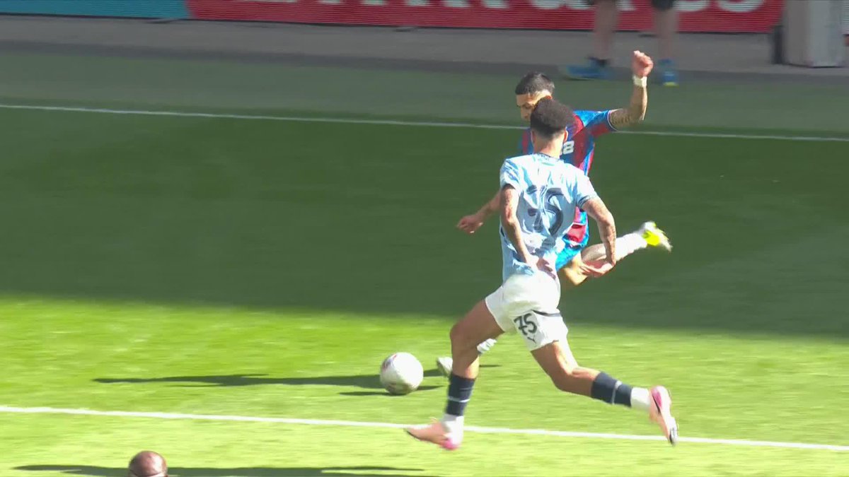 Eberechi Eze's opener in slow-motion is pure poetry 🤌 #EmiratesFACup