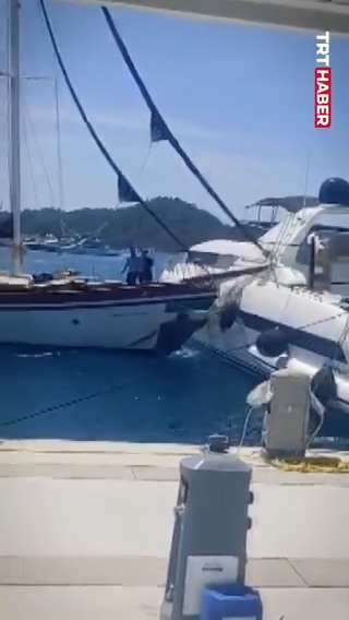Göcek'te iskeleye yanaşırken dümeni kilitlenen gulet, marinada demirli bir motoryata çarptı.
