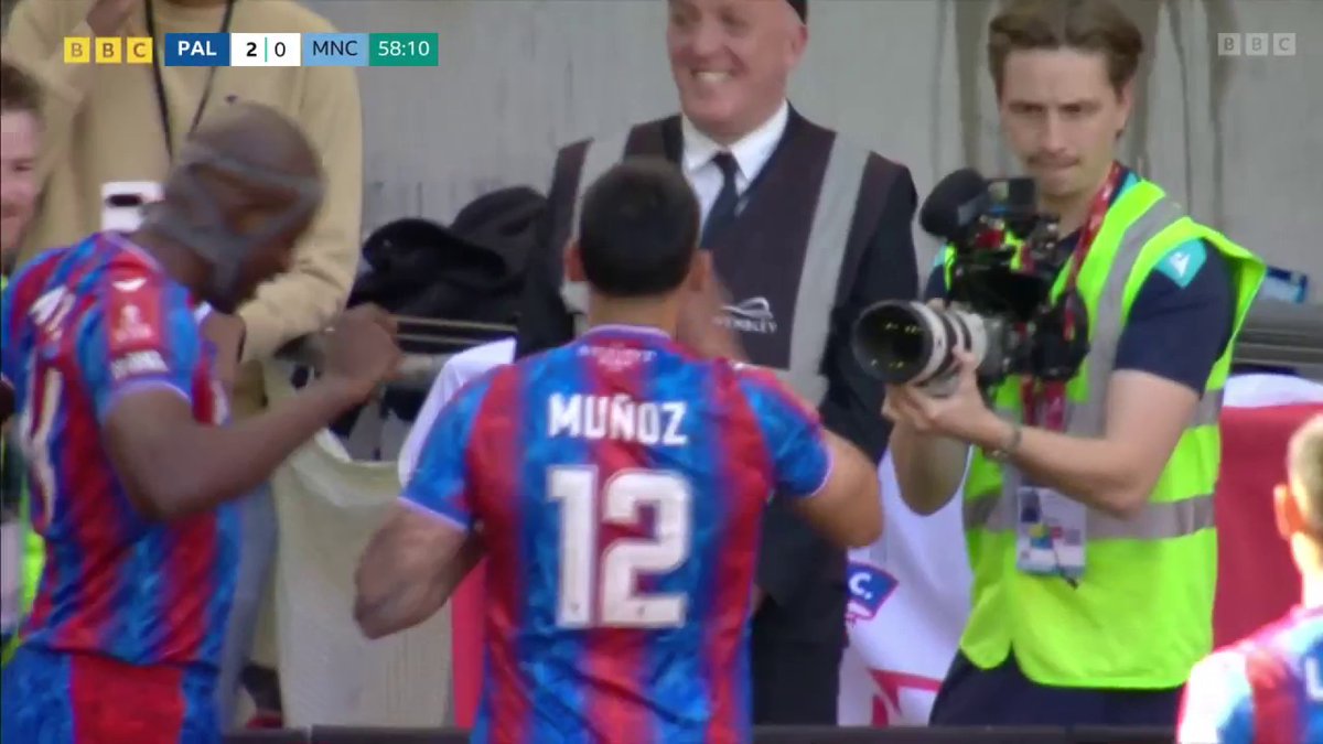 Daniel Munoz's goal is ruled out for offside ❌ #FACup