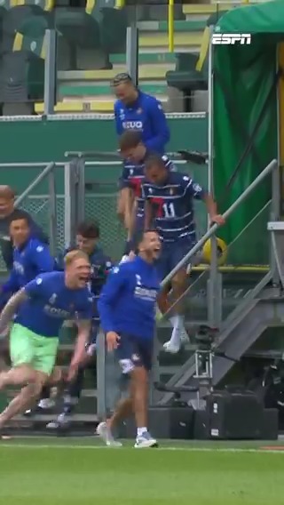 Telstar viert het bereiken van de halve finale van de Keuken Kampioen Play-Offs na definitieve staking bij ADO Den Haag.